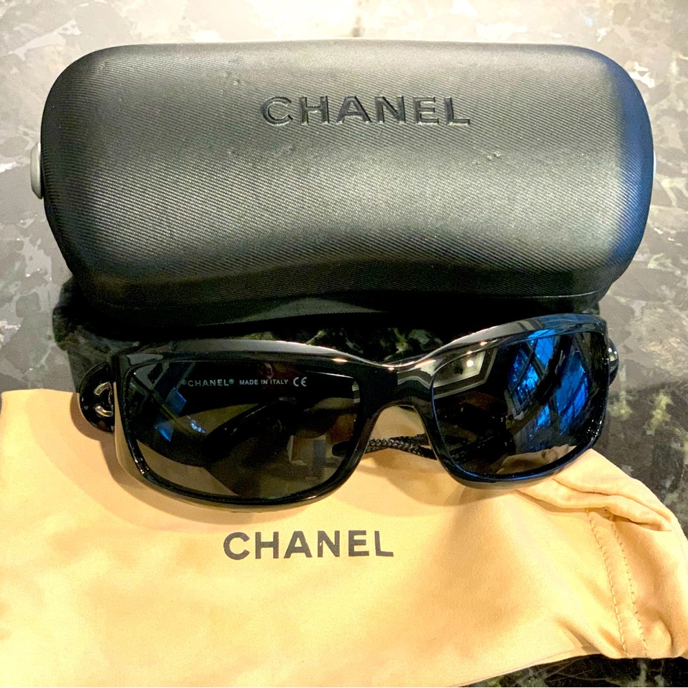 💯Authentic CHANEL Sunglasses and Case!